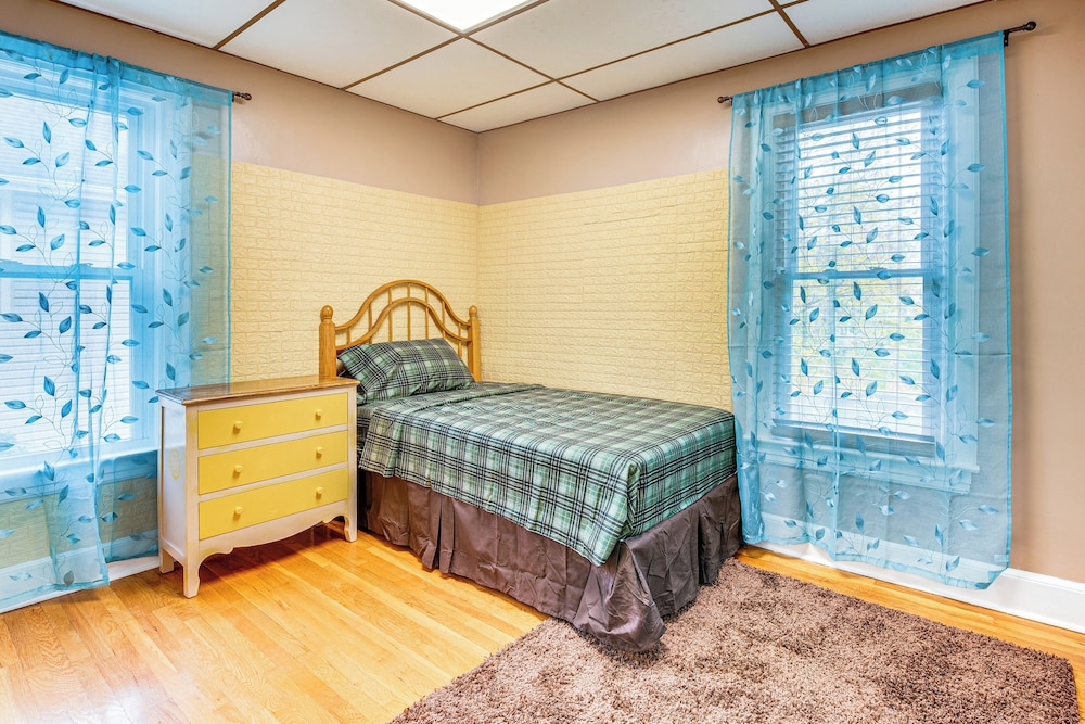 1 Mi to Dtwn: Colorful Binghamton Home