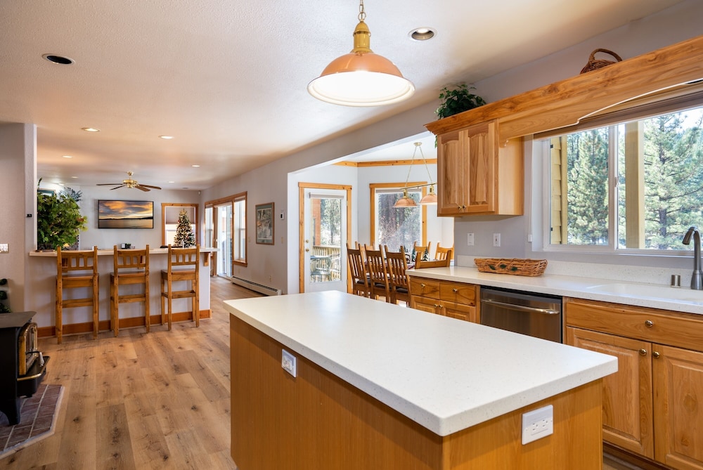 Skidder Trail Family Lodge 4 Bedroom Home by RedAwning view 4