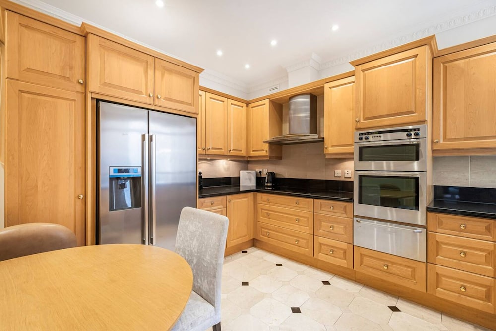 Luxury 3BR Mayfair Apartment Near Green Park