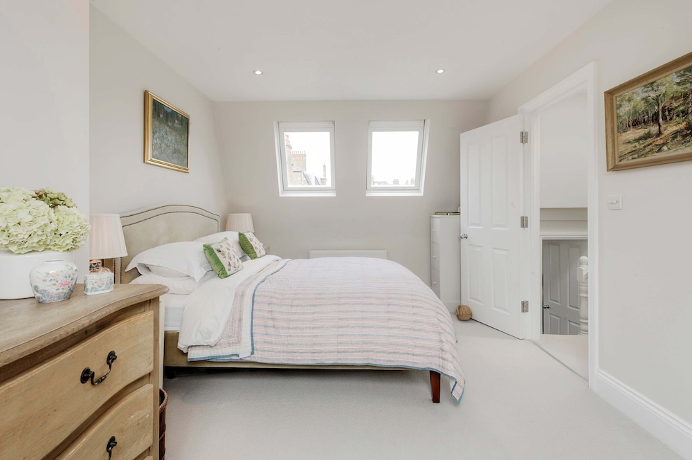 Stunning 4 bed Fulham Home With Garden