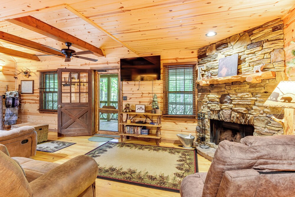 5 Mi to Unicoi State Park & Lake: Hot Tub Haven!