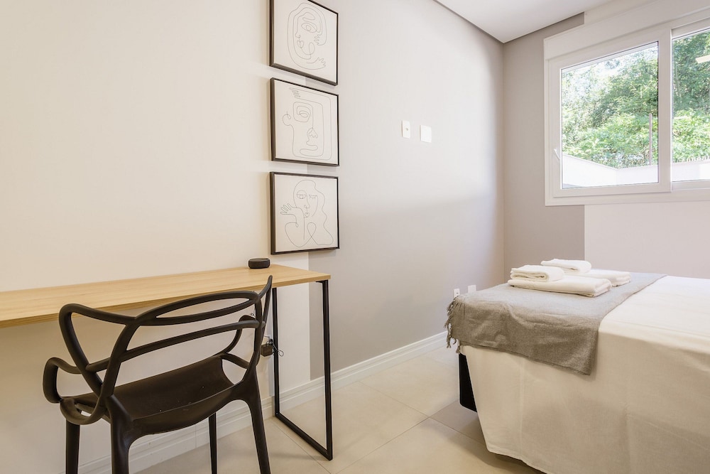 Apartment in the Center With Pool Rri103