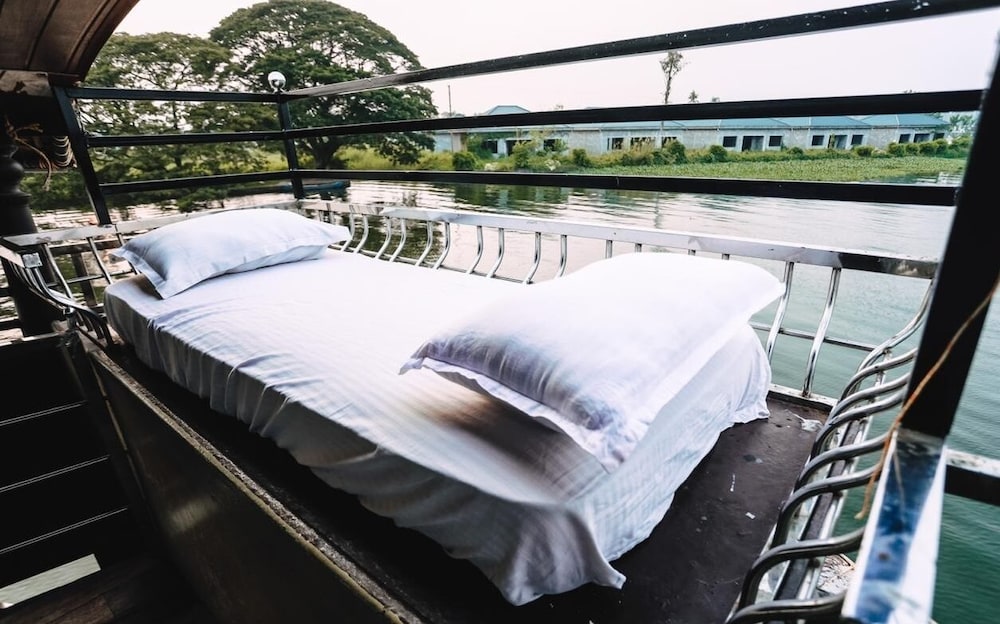 Cosy Houseboats
