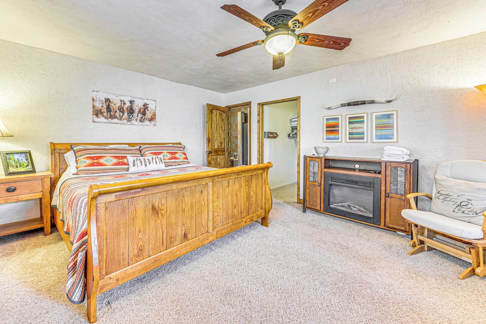Hot Tub Haven w/ Game Room & Grill in Ruidoso!