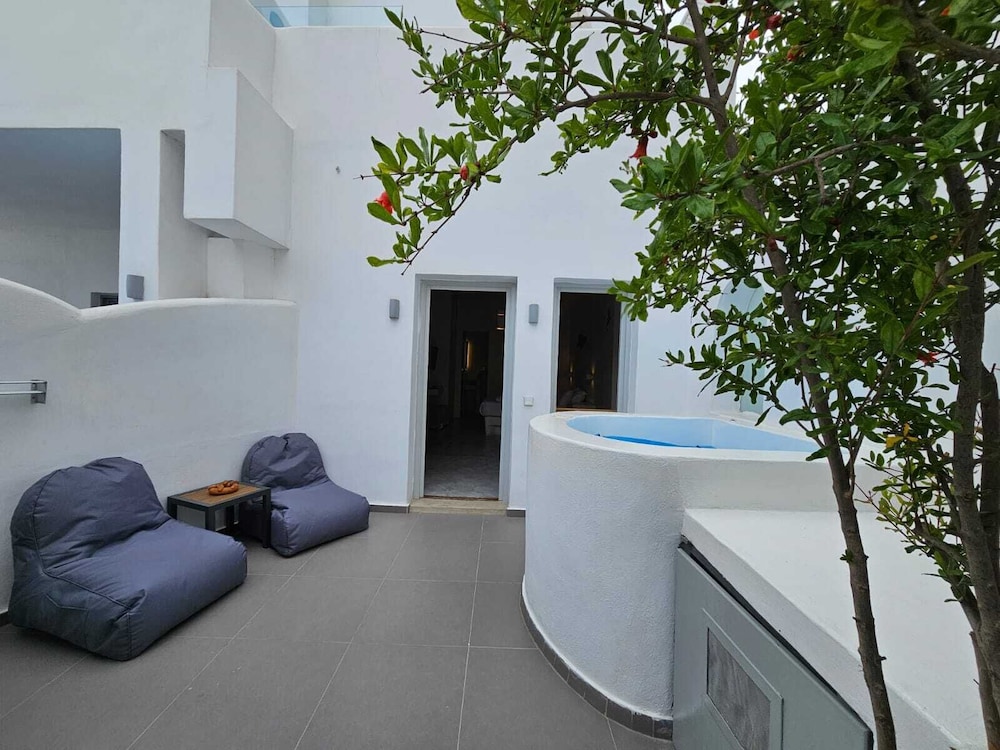 The Muse Of Santorini - Hot Tub Suites photo 5