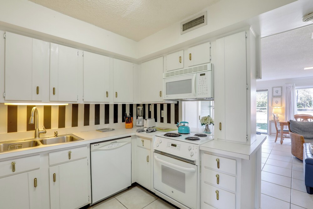 650 Feet to the Beach! Arcadian Shores Townhome