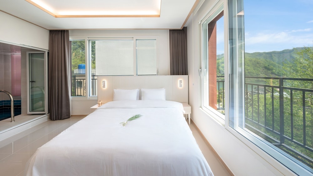 Gapyeong Laonjena Pool Villa