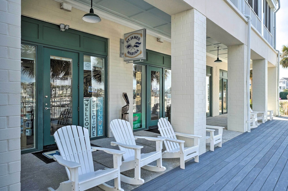 Marina & Pool: Roomy Golf-view Home in Southport