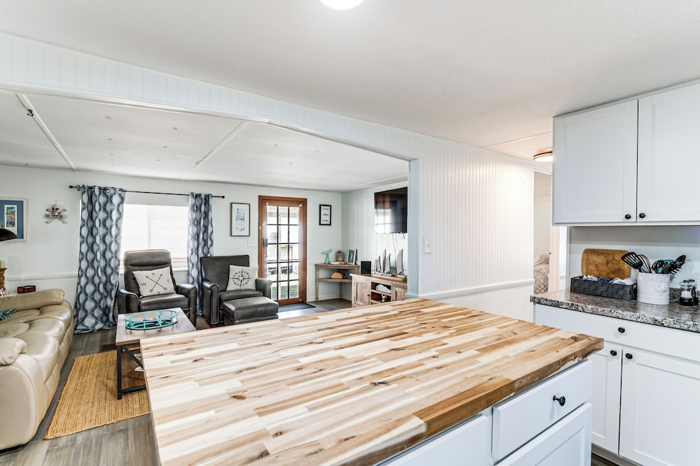 2 Mi to Beach! Canal-front Escape in Crystal River