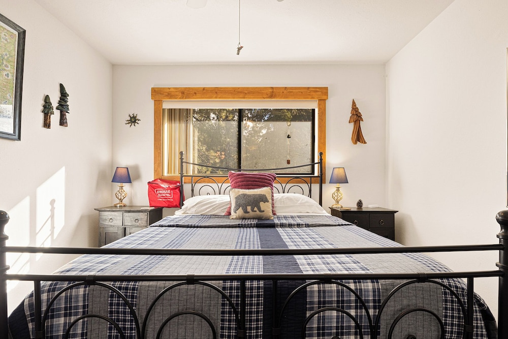 Sierra Pines Retreat Sleeps 6!