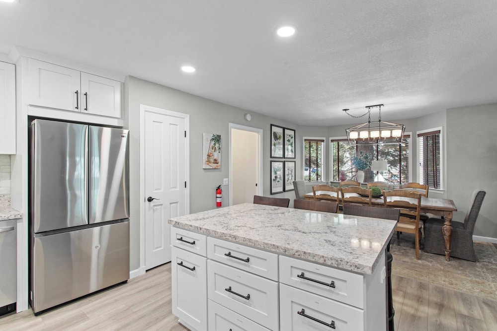 5bdr Stay w/ Fireplace, Game Room & Family-friendly Amenities Arrowhead Chalet by Avantstay