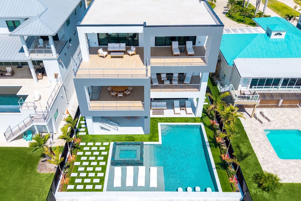 793 Shoreline Estate: 6bd/6br, Luxurious Pool Home On The Water! 6 Bedroom Home