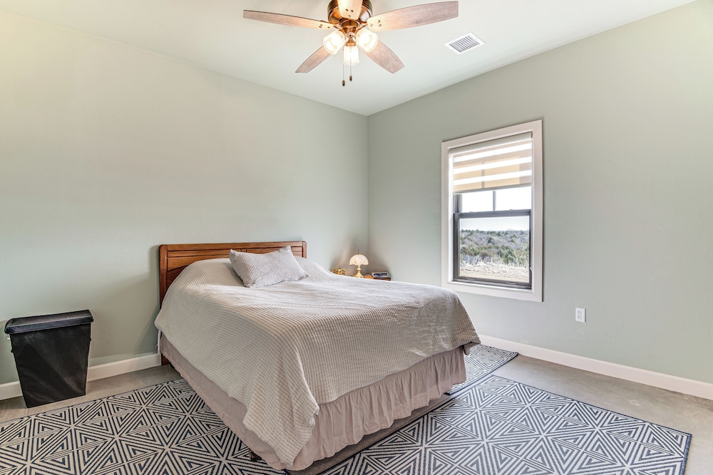 Family-friendly Apt w/ Lake Views in Ponca City!