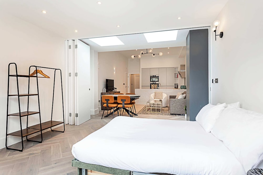 Gorgeous Flat in the Heart of Acton
