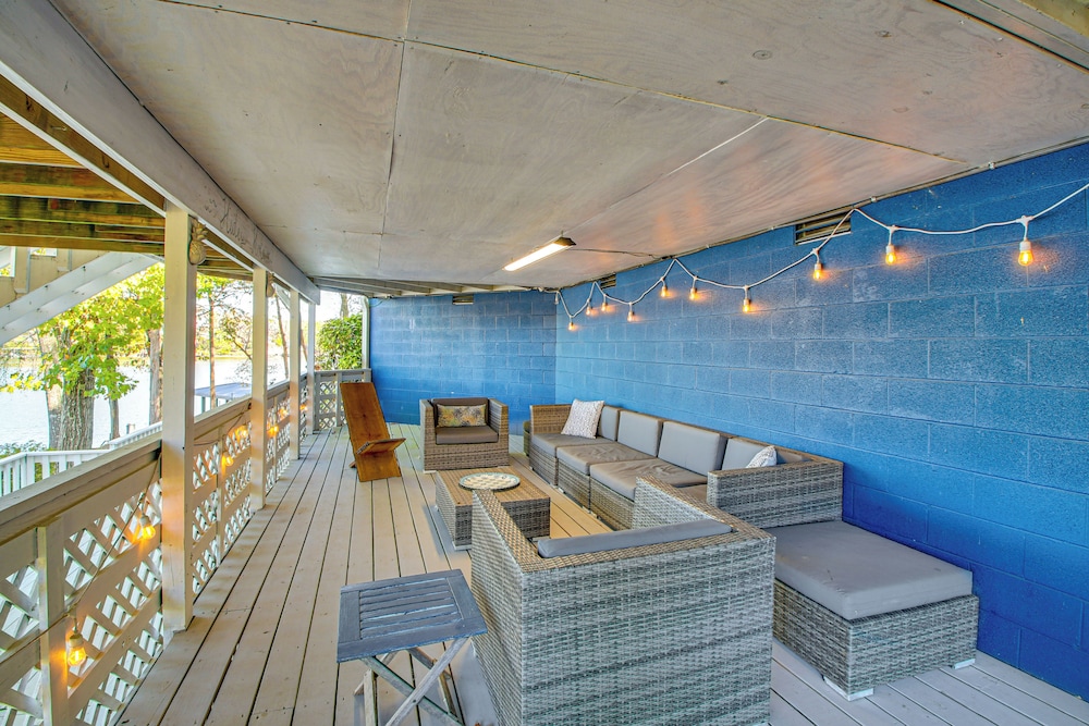 Lake Hamilton Escape w/ Dock & Waterfront Views!