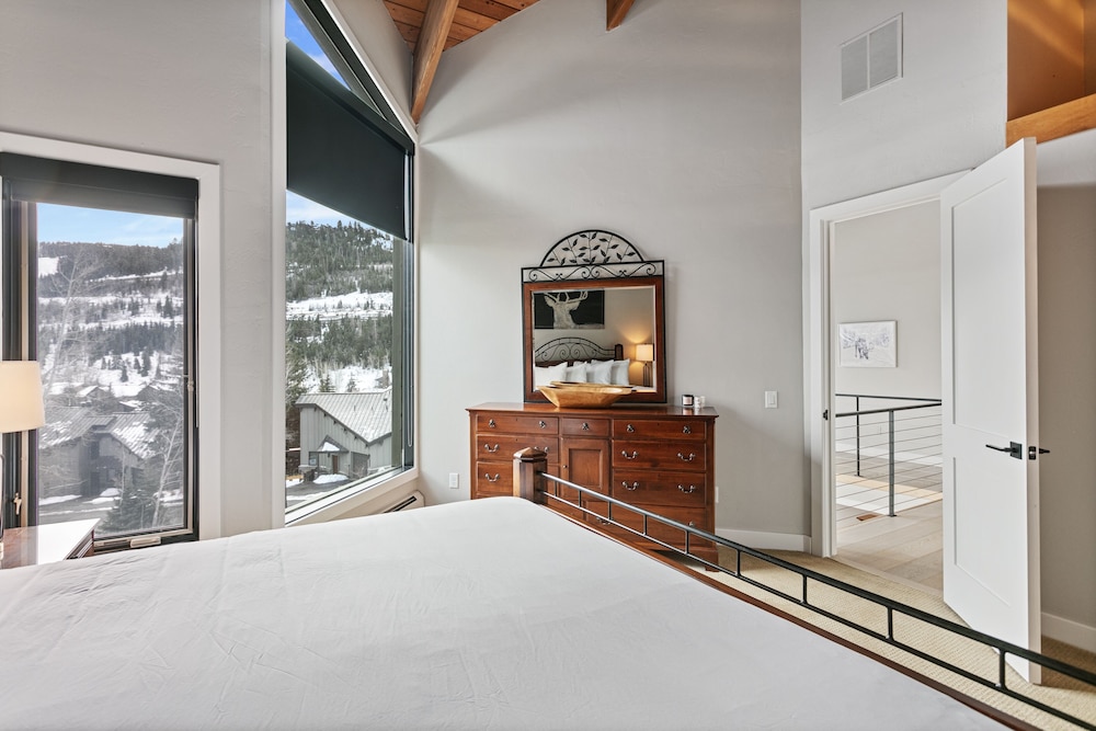 1207 - Four Bedroom with Spa Pinnacle 4 Condo