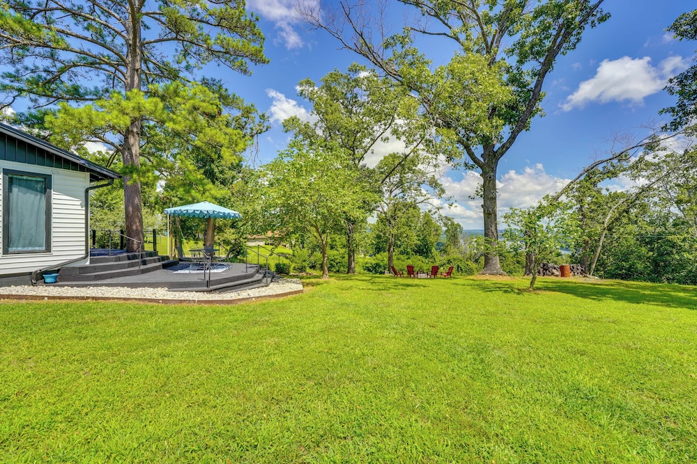 Near Table Rock Lake: Family Home w/ Deck & Views