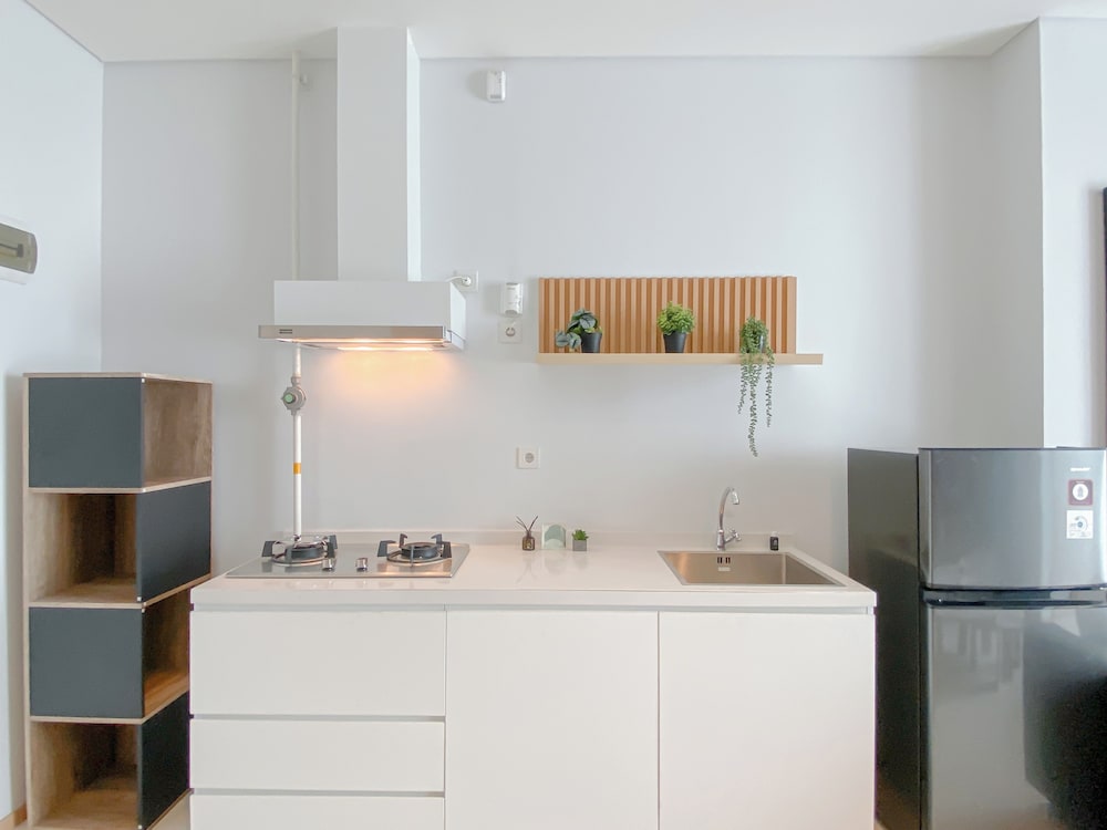 Modern Monochromatic 2Br Near Lrt Station At Apartment Samara Suites