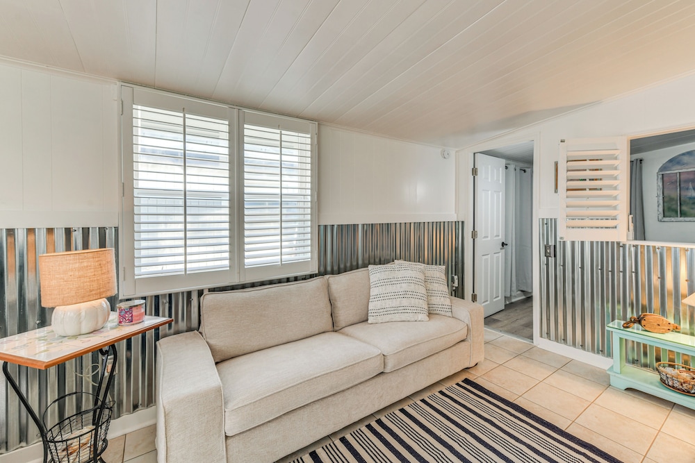 Screened-in Patio: Home 2 Mi to Cortez Beach!
