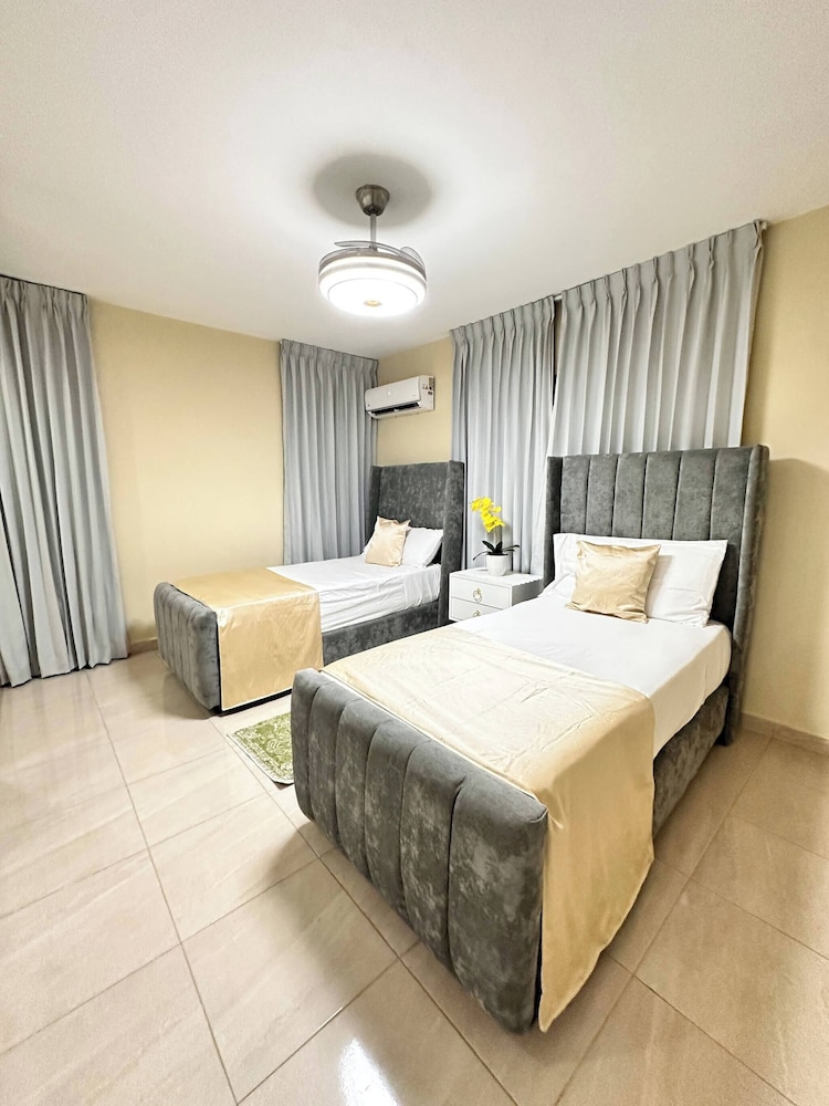 Family apt Centric Near Historic Center Boardwalk