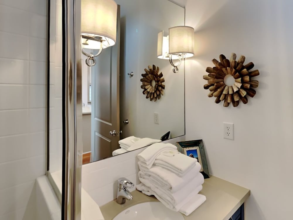 The Holland House II by Southern Vacation Rentals view 4