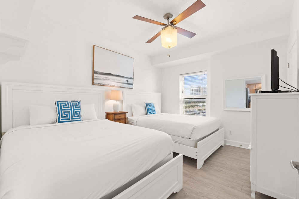 Twin Palms by Book That Condo