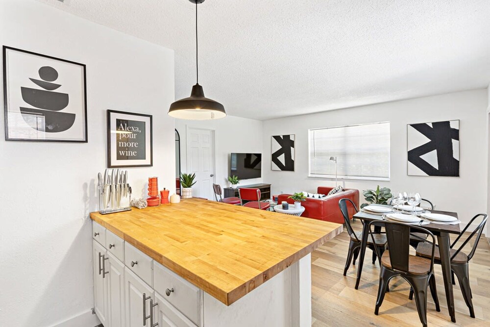 Lovely 2 BR Condo With Free Parking on Premises