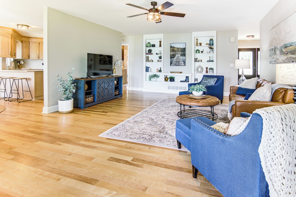Newly Renovated Lake Bowen Home w/ Game Room!