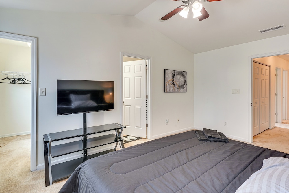 6 Mi to Dtwn Raleigh: Townhome w/ Fenced Patio!