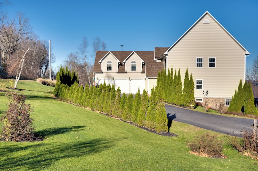 Couple's Retreat w/ Lake View in Newport!