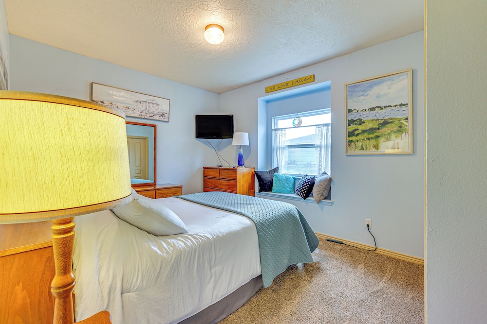 1 Mi to Old Town: Central Meridian Home
