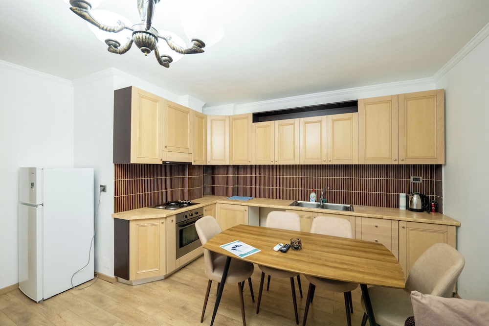 Tirent Apartment - Spacious 2-Bedroom Stay Near Liqeni i Thatë