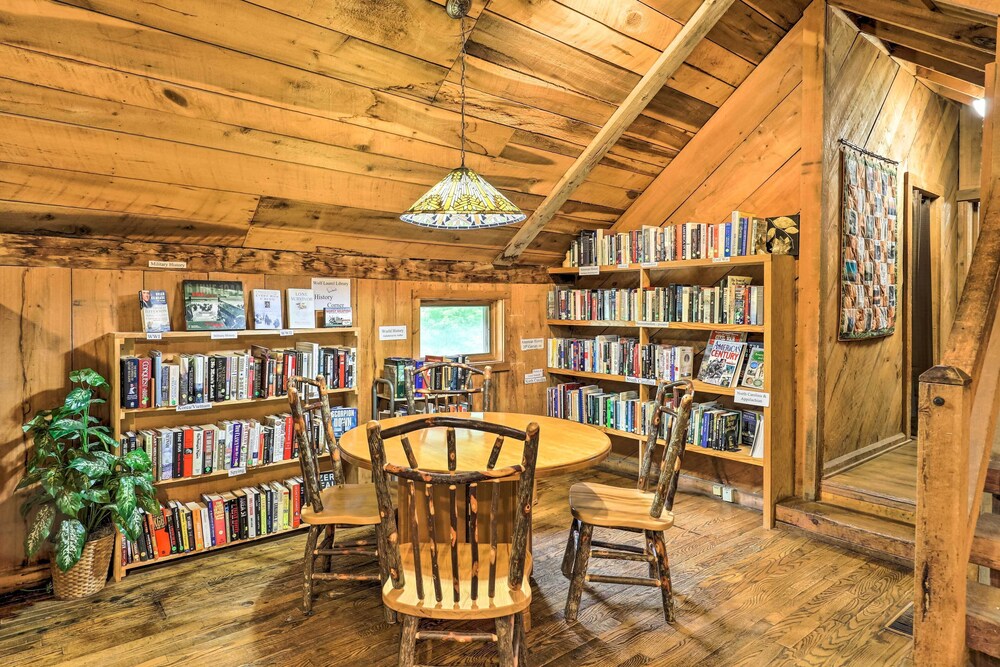 Hot Tub, Game Room & Views: Mars Hill Mtn Retreat!