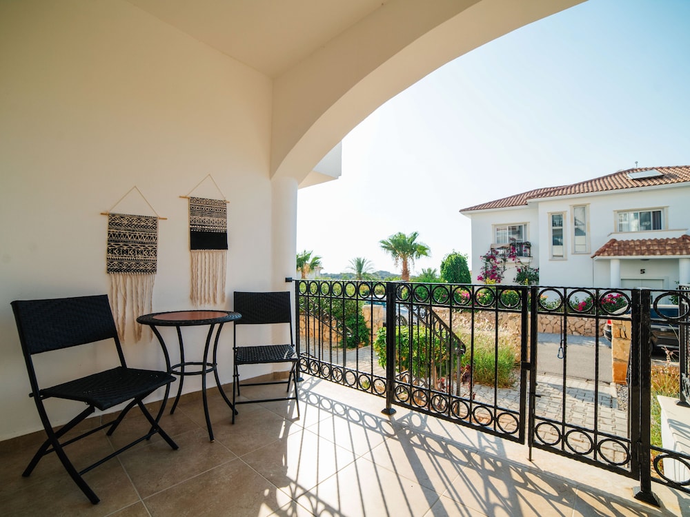 Sunny and Family Friendly Apartment Directly at the Pool