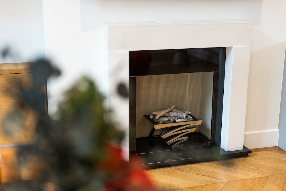 Luxury 2BD Apartment in Holland Park