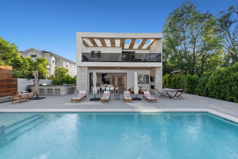 Melvin - Modern Contemporary Estate w/ Backyard + Pool & Spa