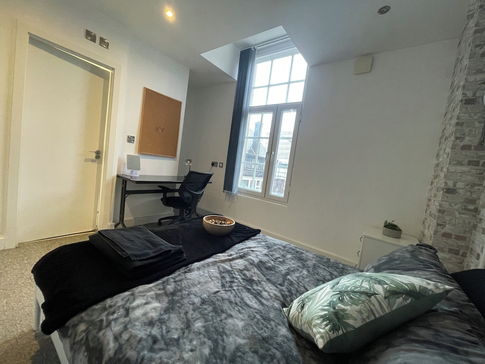 Stylish City Center 2 BR Retreat