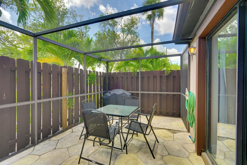 7 Mi to River District & Beach: Fort Myers Retreat