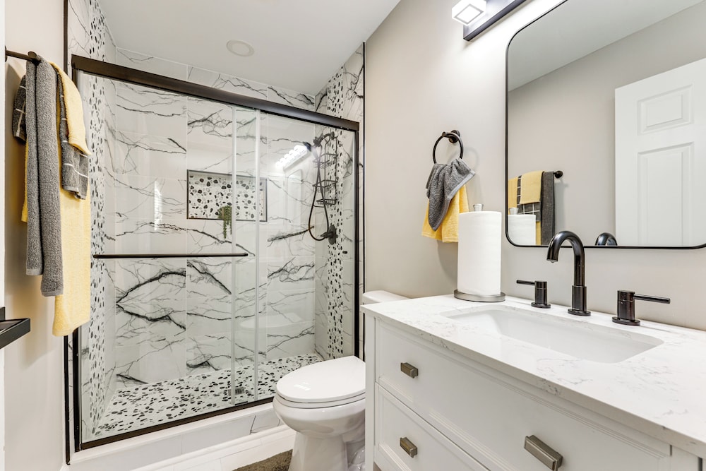 Family Friendly: Chic Retreat in Rocky Mount!