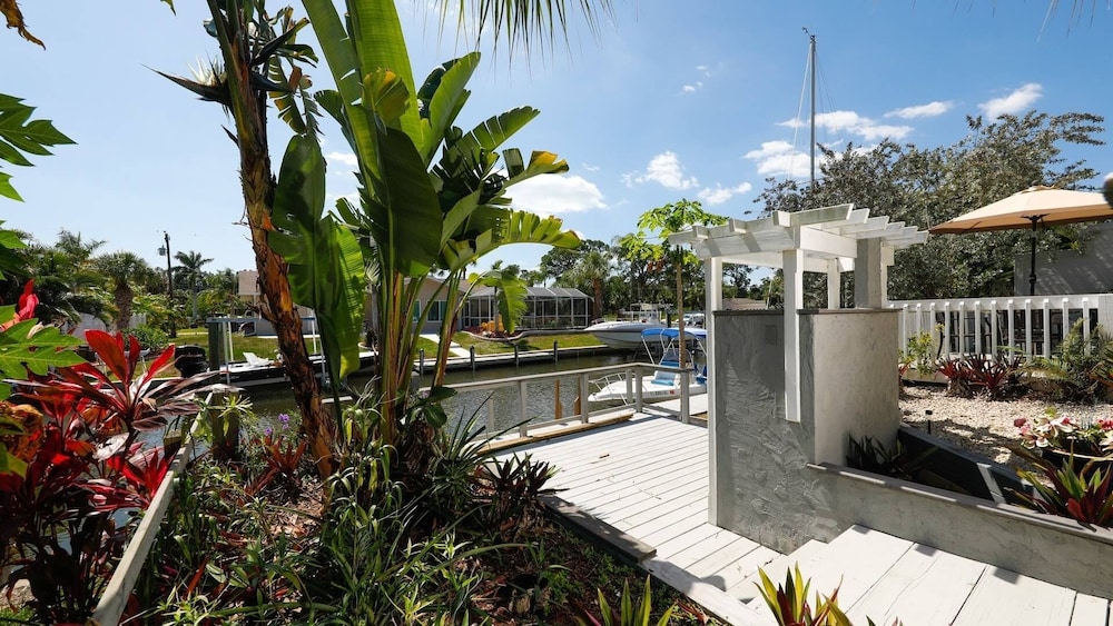 Lemon Bay Waterfront Condo W Patio, 5 Miles To Gulf Beaches 2 Bedroom Condo