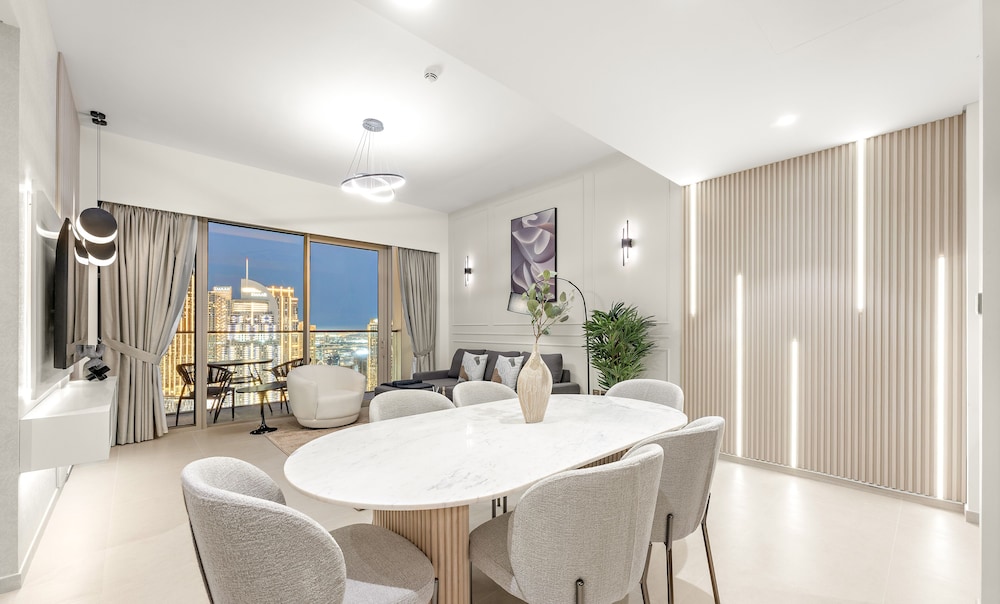 SML Vacation Homes - Sky High Apartments with Burj Khalifa and Dubai Fountain Views @ Grande Signature, Downtown Dubai
