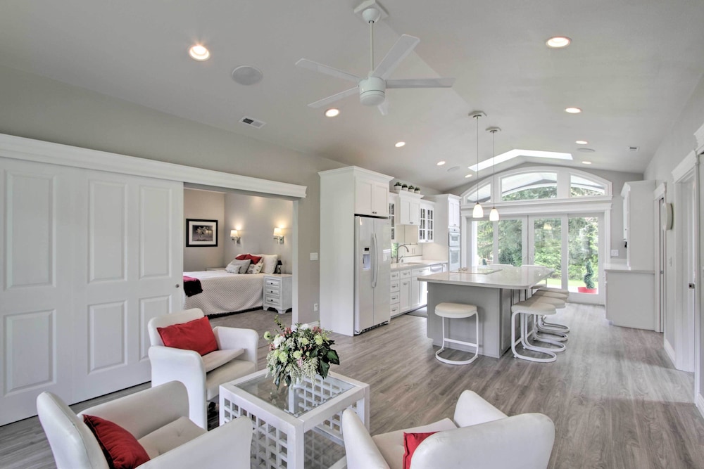 Contemporary Tacoma Cottage w/ Deck & Pond! view 3