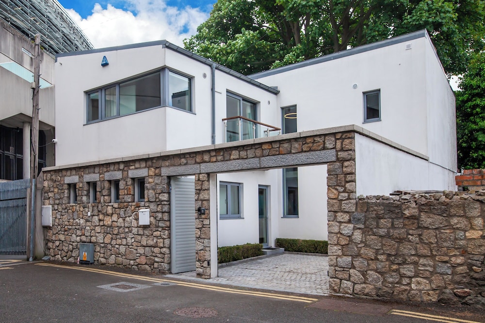 Dublin Retreat Sleeps 6 With Parking