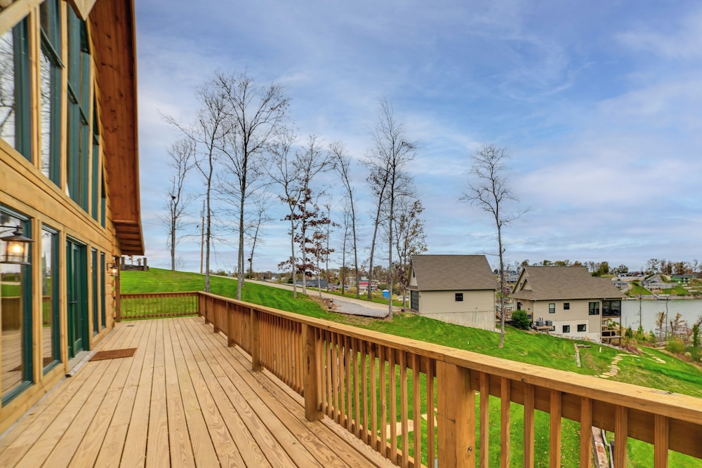 Large Deck & Shared Dock: Cabin on Kentucky Lake!