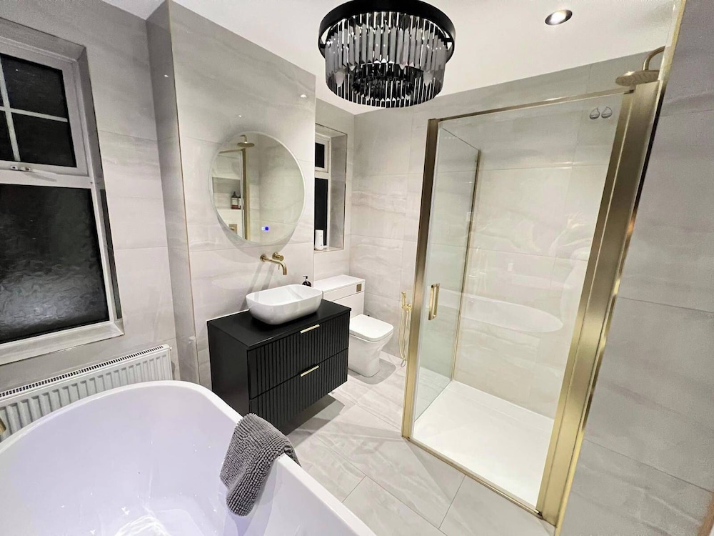 Hottub-garden-parking-sleeps10-10mintotown