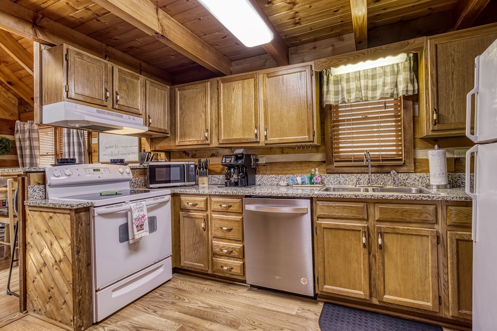 Fantastic Pet Friendly Cabin Hot Tub Fire Pit