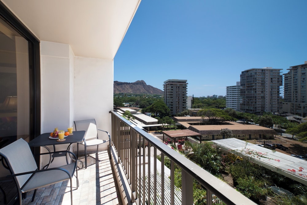 Waikiki Sunset Close to Beach with Parking