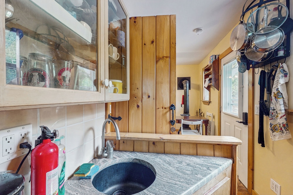 1 BR Tiny House, Window AC, Bbq, Fire Pit, W & D