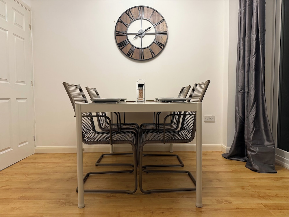 Coventry - 3 Beds - Pet Friendly - Free Parking