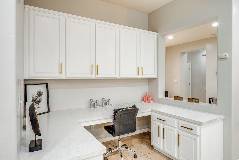 8 Mi to Beach Park: Bakersfield Gem w/ Yard!